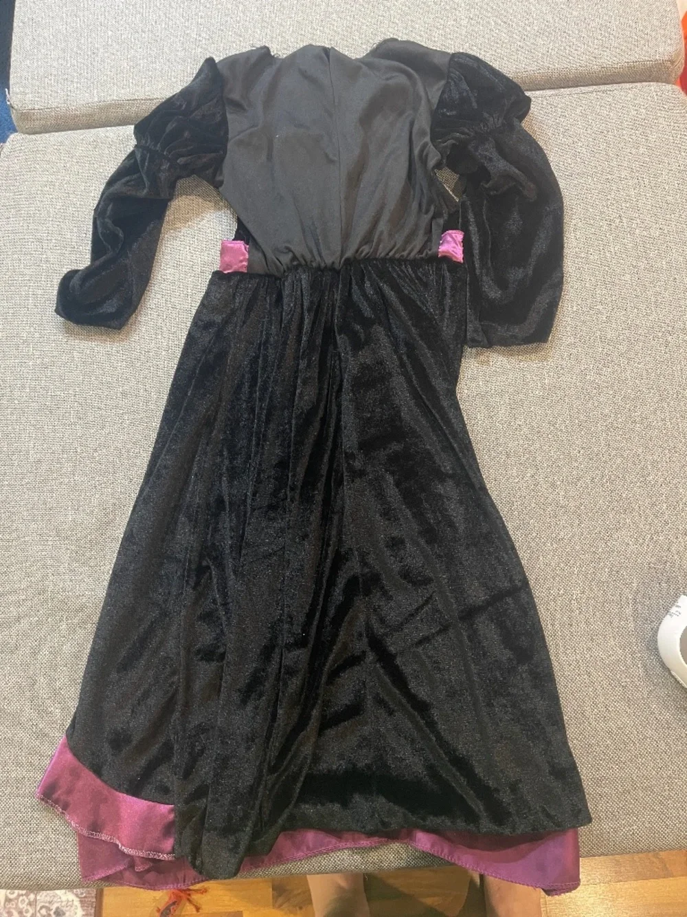Childs Halloween Costume Sorceress/witch/vampire dress purple and balck size M